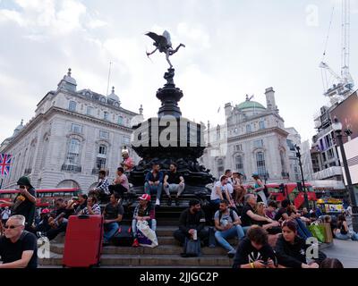 Londra, Grande Londra, Inghilterra, giugno 15 2022: Folle intorno alla Shaftesbury Memorial Fountain aka Eros in Piccadilly Circus. Foto Stock