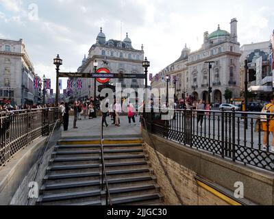 Londra, Greater London, Inghilterra, 15 2022 giugno: Piccadilly Circus visto da una delle stazioni della metropolitana entrate come la folla si riunisce. Foto Stock