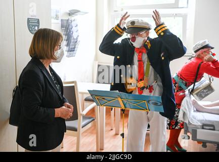 Potsdam, Germania. 26th luglio 2022. Ursula Nonnemacher (l, Bündnis 90/Die Grünen), ministro della Sanità di Brandeburgo, chiacchiera con Clown Beta alla Clinica Ernst von Bergmann. Le visite clown sono state sviluppate appositamente per i pazienti con compromissione fisica o mentale e aiutano a migliorare la loro qualità di vita. Credit: Jens Kalaene/dpa/Alamy Live News Foto Stock