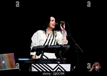 Jodrell Bank, Cheshire, Regno Unito. 24th luglio 2022. Anna Meredith si esibisce dal vivo sul Lovell Stage al Bluedot Festival 2022, che si tiene presso l'osservatorio della Jodrell Bank. Foto Stock