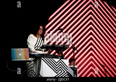 Jodrell Bank, Cheshire, Regno Unito. 24th luglio 2022. Anna Meredith si esibisce dal vivo sul Lovell Stage al Bluedot Festival 2022, che si tiene presso l'osservatorio della Jodrell Bank. Foto Stock