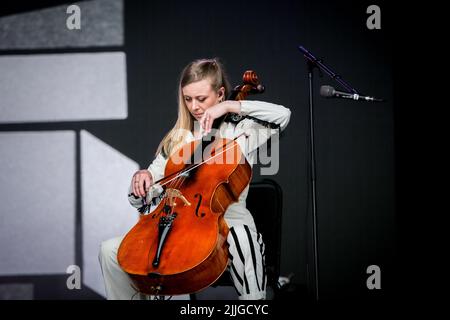 Jodrell Bank, Cheshire, Regno Unito. 24th luglio 2022. Anna Meredith si esibisce dal vivo sul Lovell Stage al Bluedot Festival 2022, che si tiene presso l'osservatorio della Jodrell Bank. Foto Stock