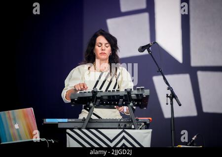 Jodrell Bank, Cheshire, Regno Unito. 24th luglio 2022. Anna Meredith si esibisce dal vivo sul Lovell Stage al Bluedot Festival 2022, che si tiene presso l'osservatorio della Jodrell Bank. Foto Stock