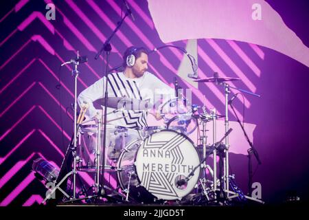 Jodrell Bank, Cheshire, Regno Unito. 24th luglio 2022. Anna Meredith si esibisce dal vivo sul Lovell Stage al Bluedot Festival 2022, che si tiene presso l'osservatorio della Jodrell Bank. Foto Stock