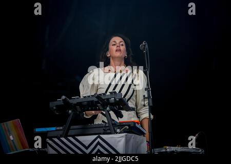 Jodrell Bank, Cheshire, Regno Unito. 24th luglio 2022. Anna Meredith si esibisce dal vivo sul Lovell Stage al Bluedot Festival 2022, che si tiene presso l'osservatorio della Jodrell Bank. Foto Stock