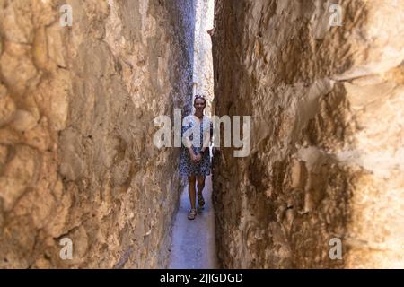 Strada stretta nella città di Vrbnik sull'isola di Krk, Croazia Foto Stock