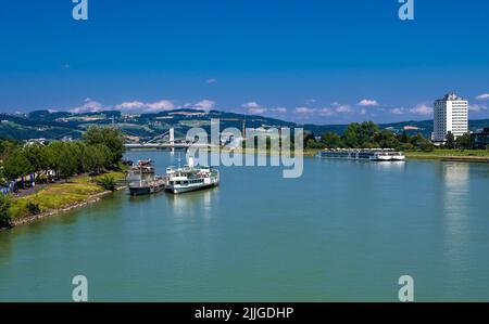 Navi da crociera sul Danubio nella città di Linz in Austria Foto Stock