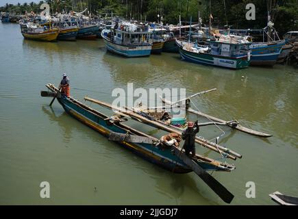 Negombo, Sri Lanka. 26th luglio 2022. I pescatori lavorano in un villaggio di pescatori a Negombo, Sri Lanka, 26 luglio 2022. A causa della scarsità di olio combustibile, molti pescatori dello Sri Lanka si sono rivolti a barche a vela tradizionali a motore umano per pescare per vivere. Credit: Wang Shen/Xinhua/Alamy Live News Foto Stock