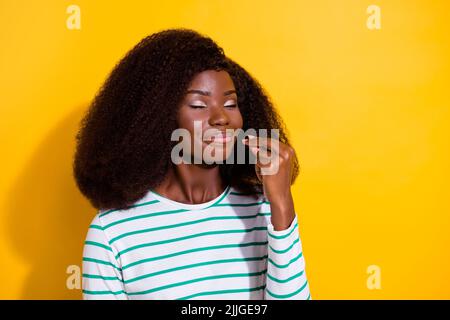 Foto di affascinante tranquilla signora chiuso occhi braccia dita dimostrare gourmet simbolo isolato su sfondo giallo Foto Stock