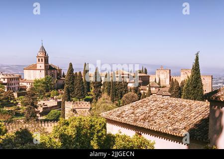 Vista aerea sul palazzo dell'Alhambra, i giardini e la fortezza di Granada, Andalusia, Spagna Foto Stock