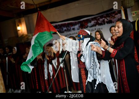 25 luglio 2022, Khan Younis, striscia di Gaza, Palestina: Gaza, Palestina. 25 luglio 2022. I palestinesi celebrano il ''giorno del vestito tradizionale'' a Khan Yunis, nella striscia meridionale di Gaza. Ogni anno il 25th luglio i palestinesi a Gaza e altrove commemorano la giornata indossando abiti tradizionali, cantando canzoni tradizionali e eseguendo la tradizionale danza palestinese nota come Dabkeh. E' un giorno nazionale per i palestinesi commemorare la loro storia, il loro patrimonio culturale e il loro folklore, e mantenerli vivi nonostante i continui tentativi di Israele di cancellarli (Credit Image: © Yousef Mohammed/IMAGESLIVE via ZUMA Foto Stock