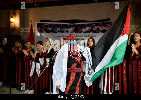 25 luglio 2022, Khan Younis, striscia di Gaza, Palestina: Gaza, Palestina. 25 luglio 2022. I palestinesi celebrano il ''giorno del vestito tradizionale'' a Khan Yunis, nella striscia meridionale di Gaza. Ogni anno il 25th luglio i palestinesi a Gaza e altrove commemorano la giornata indossando abiti tradizionali, cantando canzoni tradizionali e eseguendo la tradizionale danza palestinese nota come Dabkeh. E' un giorno nazionale per i palestinesi commemorare la loro storia, il loro patrimonio culturale e il loro folklore, e mantenerli vivi nonostante i continui tentativi di Israele di cancellarli (Credit Image: © Yousef Mohammed/IMAGESLIVE via ZUMA Foto Stock