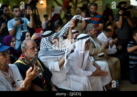 25 luglio 2022, Khan Younis, striscia di Gaza, Palestina: Gaza, Palestina. 25 luglio 2022. I palestinesi celebrano il ''giorno del vestito tradizionale'' a Khan Yunis, nella striscia meridionale di Gaza. Ogni anno il 25th luglio i palestinesi a Gaza e altrove commemorano la giornata indossando abiti tradizionali, cantando canzoni tradizionali e eseguendo la tradizionale danza palestinese nota come Dabkeh. E' un giorno nazionale per i palestinesi commemorare la loro storia, il loro patrimonio culturale e il loro folklore, e mantenerli vivi nonostante i continui tentativi di Israele di cancellarli (Credit Image: © Yousef Mohammed/IMAGESLIVE via ZUMA Foto Stock