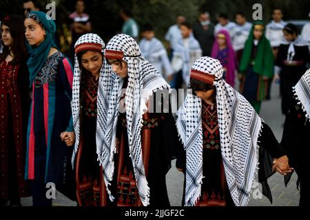 25 luglio 2022, Khan Younis, striscia di Gaza, Palestina: Gaza, Palestina. 25 luglio 2022. I palestinesi celebrano il ''giorno del vestito tradizionale'' a Khan Yunis, nella striscia meridionale di Gaza. Ogni anno il 25th luglio i palestinesi a Gaza e altrove commemorano la giornata indossando abiti tradizionali, cantando canzoni tradizionali e eseguendo la tradizionale danza palestinese nota come Dabkeh. E' un giorno nazionale per i palestinesi commemorare la loro storia, il loro patrimonio culturale e il loro folklore, e mantenerli vivi nonostante i continui tentativi di Israele di cancellarli (Credit Image: © Yousef Mohammed/IMAGESLIVE via ZUMA Foto Stock