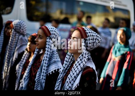 25 luglio 2022, Khan Younis, striscia di Gaza, Palestina: Gaza, Palestina. 25 luglio 2022. I palestinesi celebrano il ''giorno del vestito tradizionale'' a Khan Yunis, nella striscia meridionale di Gaza. Ogni anno il 25th luglio i palestinesi a Gaza e altrove commemorano la giornata indossando abiti tradizionali, cantando canzoni tradizionali e eseguendo la tradizionale danza palestinese nota come Dabkeh. E' un giorno nazionale per i palestinesi commemorare la loro storia, il loro patrimonio culturale e il loro folklore, e mantenerli vivi nonostante i continui tentativi di Israele di cancellarli (Credit Image: © Yousef Mohammed/IMAGESLIVE via ZUMA Foto Stock