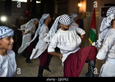 25 luglio 2022, Khan Younis, striscia di Gaza, Palestina: Gaza, Palestina. 25 luglio 2022. I palestinesi celebrano il ''giorno del vestito tradizionale'' a Khan Yunis, nella striscia meridionale di Gaza. Ogni anno il 25th luglio i palestinesi a Gaza e altrove commemorano la giornata indossando abiti tradizionali, cantando canzoni tradizionali e eseguendo la tradizionale danza palestinese nota come Dabkeh. E' un giorno nazionale per i palestinesi commemorare la loro storia, il loro patrimonio culturale e il loro folklore, e mantenerli vivi nonostante i continui tentativi di Israele di cancellarli (Credit Image: © Yousef Mohammed/IMAGESLIVE via ZUMA Foto Stock