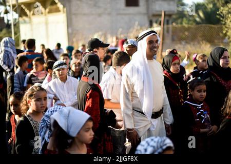 25 luglio 2022, Khan Younis, striscia di Gaza, Palestina: Gaza, Palestina. 25 luglio 2022. I palestinesi celebrano il ''giorno del vestito tradizionale'' a Khan Yunis, nella striscia meridionale di Gaza. Ogni anno il 25th luglio i palestinesi a Gaza e altrove commemorano la giornata indossando abiti tradizionali, cantando canzoni tradizionali e eseguendo la tradizionale danza palestinese nota come Dabkeh. E' un giorno nazionale per i palestinesi commemorare la loro storia, il loro patrimonio culturale e il loro folklore, e mantenerli vivi nonostante i continui tentativi di Israele di cancellarli (Credit Image: © Yousef Mohammed/IMAGESLIVE via ZUMA Foto Stock