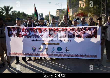 25 luglio 2022, Khan Younis, striscia di Gaza, Palestina: Gaza, Palestina. 25 luglio 2022. I palestinesi celebrano il ''giorno del vestito tradizionale'' a Khan Yunis, nella striscia meridionale di Gaza. Ogni anno il 25th luglio i palestinesi a Gaza e altrove commemorano la giornata indossando abiti tradizionali, cantando canzoni tradizionali e eseguendo la tradizionale danza palestinese nota come Dabkeh. E' un giorno nazionale per i palestinesi commemorare la loro storia, il loro patrimonio culturale e il loro folklore, e mantenerli vivi nonostante i continui tentativi di Israele di cancellarli (Credit Image: © Yousef Mohammed/IMAGESLIVE via ZUMA Foto Stock