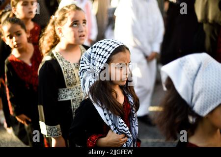 25 luglio 2022, Khan Younis, striscia di Gaza, Palestina: Gaza, Palestina. 25 luglio 2022. I palestinesi celebrano il ''giorno del vestito tradizionale'' a Khan Yunis, nella striscia meridionale di Gaza. Ogni anno il 25th luglio i palestinesi a Gaza e altrove commemorano la giornata indossando abiti tradizionali, cantando canzoni tradizionali e eseguendo la tradizionale danza palestinese nota come Dabkeh. E' un giorno nazionale per i palestinesi commemorare la loro storia, il loro patrimonio culturale e il loro folklore, e mantenerli vivi nonostante i continui tentativi di Israele di cancellarli (Credit Image: © Yousef Mohammed/IMAGESLIVE via ZUMA Foto Stock