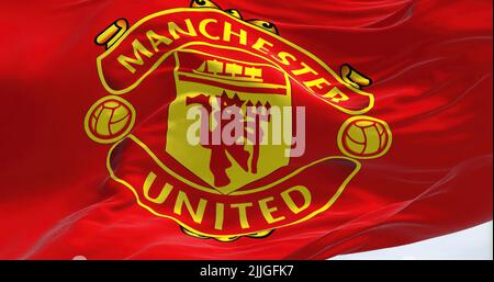 Manchester, UK, maggio 2022: La bandiera del Manchester United che sventola nel vento. Il Manchester United è una squadra di calcio professionistica con sede nell'Old Traffor