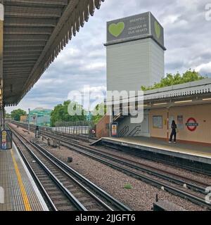 Grenfell Tower - Grenfell sempre nei nostri cuori, visto dalla stazione della metropolitana di Latimer Road, Notting Hill, North Kensington, LBKC, Londra, Inghilterra, Regno Unito Foto Stock