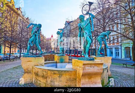 PRAGA, REPUBBLICA CAZECH - 6 MARZO 2022: La Fontana danzante moderna Cazech musicisti con sculture di 4 fiumi di Anna Chromy, il 6 marzo a Praga Foto Stock