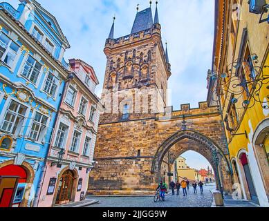 PRAGA, Repubblica CAZECH - 6 MARZO 2022: Via Mostecka con case storiche colorate apre la vista sulla Torre del Ponte Mala Strana di Charles Br Foto Stock