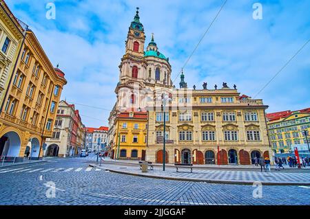 Malostranske Namesti (Piazza del quartiere minore) con la Chiesa di San Nicola, sormontata da una grande cupola verde e circondata da edifici storici, Praga, Czec Foto Stock