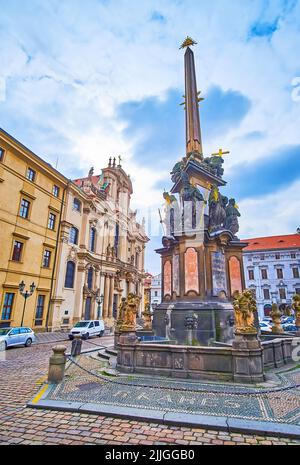 La colonna ornata medievale della Santissima Trinità, situata di fronte alla Chiesa di San Nicola in Piazza Malostranske (quartiere minore), Praga, Repubblica Ceca Foto Stock