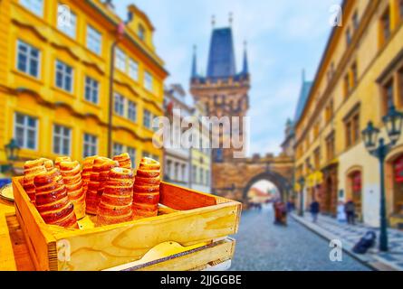Il vassoio con pasticceria boema trdelnik fresca di fronte alla Torre del Ponte Mala Strana in via Mostecka del quartiere Lesser, Praga, Repubblica Ceca Foto Stock