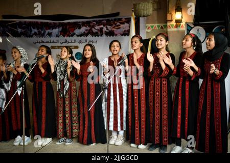 25 luglio 2022, Khan Younis, striscia di Gaza, Palestina: Gaza, Palestina. 25 luglio 2022. I palestinesi celebrano il ''giorno del vestito tradizionale'' a Khan Yunis, nella striscia meridionale di Gaza. Ogni anno il 25th luglio i palestinesi a Gaza e altrove commemorano la giornata indossando abiti tradizionali, cantando canzoni tradizionali e eseguendo la tradizionale danza palestinese nota come Dabkeh. E' un giorno nazionale per i palestinesi commemorare la loro storia, il loro patrimonio culturale e il loro folklore, e mantenerli vivi nonostante i continui tentativi di Israele di cancellarli (Credit Image: © Yousef Mohammed/IMAGESLIVE via ZUMA Foto Stock