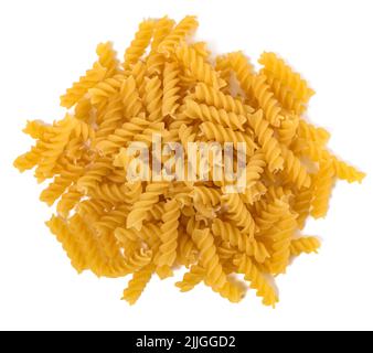 Cumulo di Fusilli italiano isolato su sfondo bianco Foto Stock
