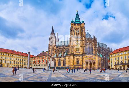 PRAGA, REPUBBLICA CAZECH - 6 MARZO 2022: Panorama del terzo cortile del Castello di Praga con la Cattedrale di San Vito in pietra arenaria gotica e il suo Grande Sud Tow Foto Stock