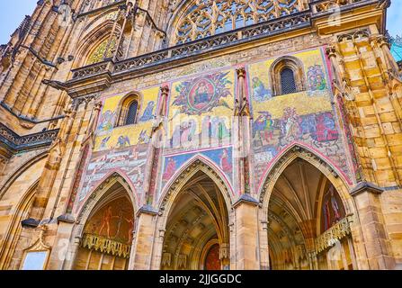 Il mosaico medievale del Giudizio universale sulla porta d'Oro della Cattedrale gotica di San Vito, Praga, Hradcany, Repubblica Ceca Foto Stock