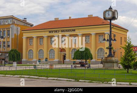 Zajecar, Serbia - 12 giugno 2022: Palazzo del Museo Nazionale e Big Clock in Piazza della Liberazione nel centro della città. Foto Stock