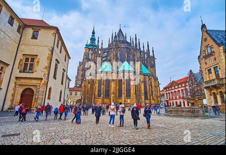 PRAGA, REPUBBLICA CAZECH - 6 MARZO 2022: Il terzo cortile del Castello di Praga o Piazza San Giorgio con vista sull'abside della Cattedrale di San Vito, su ma Foto Stock