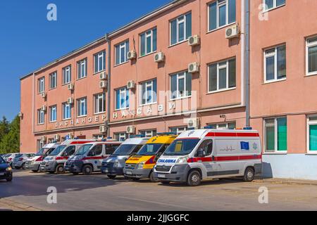 Sremska Mitrovica, Serbia - 22 luglio 2022: Veicoli ambulanza parcheggiati di fronte al Pronto Soccorso Sava Hospital. Foto Stock