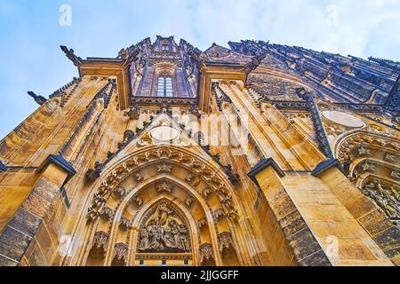 Muratura esterna in arenaria della cattedrale gotica medievale di San Vito con intagli fini, piccole sculture di pareti, decorazioni nudi e gargoyles, Praga, Repubblica Ceca Foto Stock