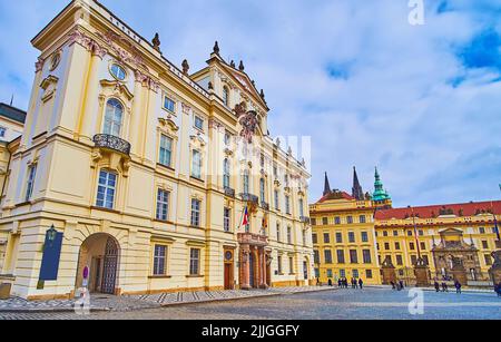 La facciata dello storico Palazzo arcivescovile barocco con sculture e stampaggio, Piazza del Castello, Praga, Repubblica Ceca Foto Stock