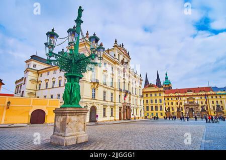 La scenografica Candelabra vintage scolpita, si trova di fronte al Palazzo dell'Arcivescovo in Piazza del Castello, Praga, Repubblica Ceca Foto Stock