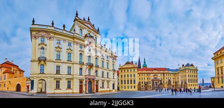 Panorama della monumentale Piazza del Castello con il Palazzo dell'Arcivescovo e il nuovo Palazzo reale, Hradcany, Praga, Repubblica Ceca Foto Stock