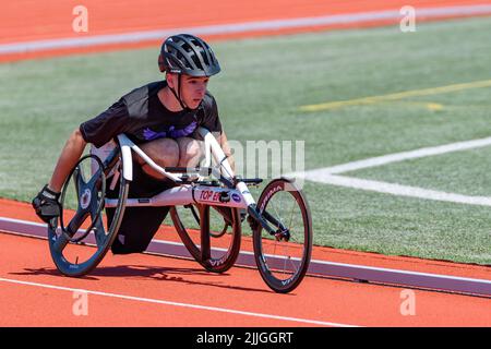 Saint John, NB, Canada - 11 giugno 2022: Un ragazzo adolescente compete in una corsa in sedia a rotelle ai Giochi della costa orientale. Foto Stock