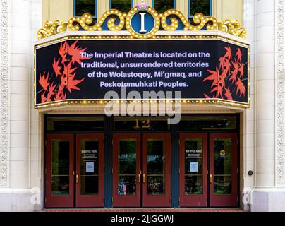 San Giovanni, NB, Canada - 1 luglio 2022: Il tendone al Teatro Imperiale riconosce che è costruito su terre indigene non arrese. Foto Stock