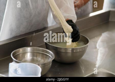 preparazione della mozzarella in un caseificio Foto Stock