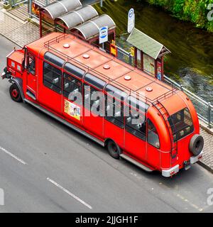 Hrensko, Repubblica Ceca, 28 giugno 2022: Vista aerea di un autobus storico rosso utilizzato per visite turistiche da parte dei turisti Foto Stock