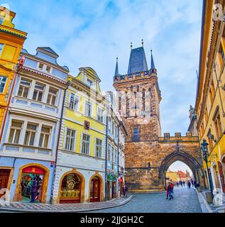 PRAGA, Repubblica CAZECH - 6 MARZO 2022: Il ponte Mala Strana Torre del Ponte Carlo dalla strada del quartiere Lesser, il 6 marzo in Foto Stock