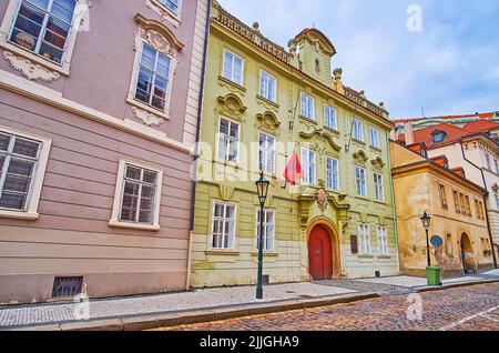 Snemovni (Parliament) Street nel quartiere minore vanta splendide dimore barocche, che servono come ambasciate ed edifici amministrativi, Praga, Repubblica Ceca Foto Stock