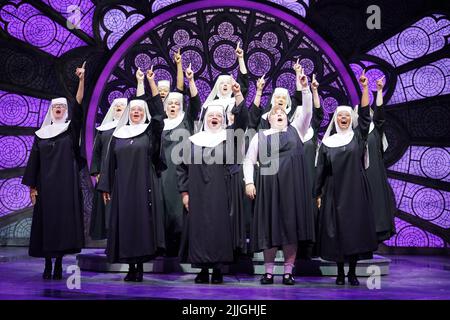 Attori che si esibiscono in anteprima in vista della prossima produzione del West End per Sister Act The Musical all'Eventim Apollo di Londra. Data foto: Martedì 26 luglio 2022. Foto Stock