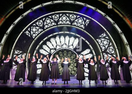 Attori che si esibiscono in anteprima in vista della prossima produzione del West End per Sister Act The Musical all'Eventim Apollo di Londra. Data foto: Martedì 26 luglio 2022. Foto Stock