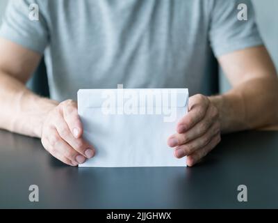 invito lettera uomo impilare buste bianche Foto Stock